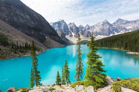 Premium Photo Beautiful Turquoise Waters Of The Moraine Lake With