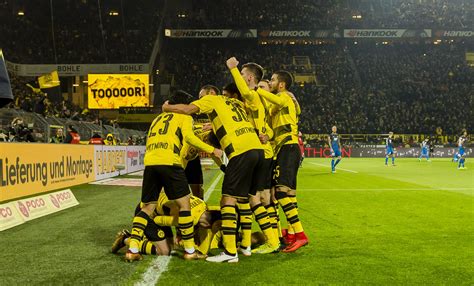 Der bvb verwandelt den signal iduna park in. Three things Borussia Dortmund must do to beat Bayern Munich