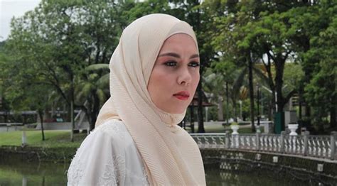 İngiliz bir anne, aynı zamanda aishah rahman olarak bilinen tracey johnson ve malayca bir baba mohd baharum'da doğdu abdul rahman. Gambar Mia Adriana watak Siti Saleha Dalam Drama 7 Hari ...