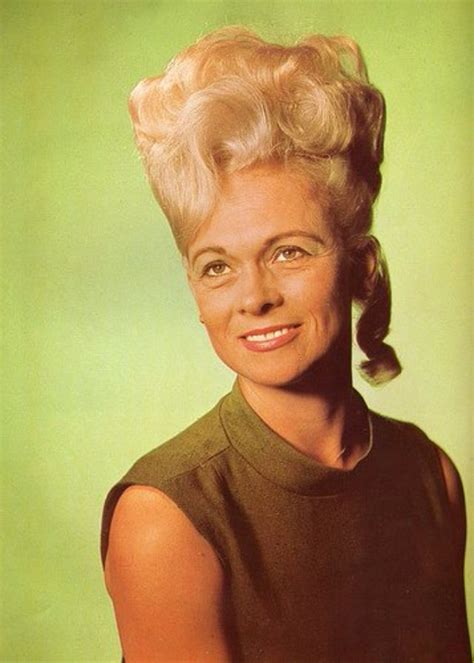 35 interesting vintage snapshots of 1960s women with bouffant hairstyle