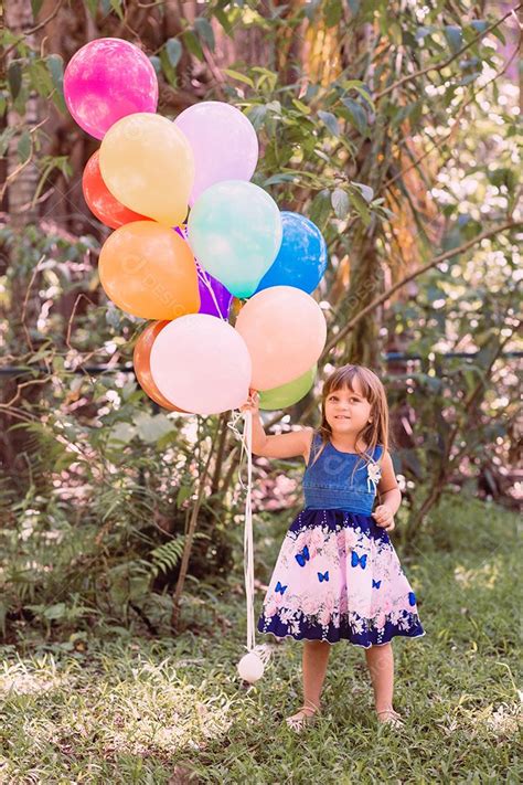 Criança Feliz Brincando Com Balões De Brinquedo Colorido Ao Ar Livre