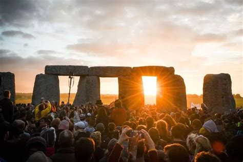 Thousands Witness Stunning Summer Solstice Sunrise At Stonehenge As Longest Day Of The Year