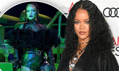 rihanna apologizes to using song with sacred muslim texts in show daily mail online