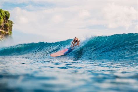 Jeune Planche De Surf De Baiser De Fille De Ressac Femme Heureuse De