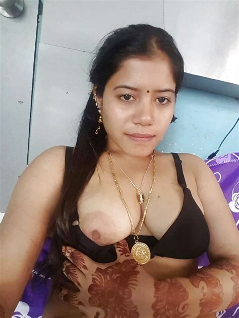 Indian Wife Showing Her Natural Tits With Big Areola 5 Bilder