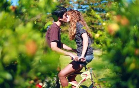 Kissing Couple Kissing In The Gardenlove Heart Images And Wallpapers
