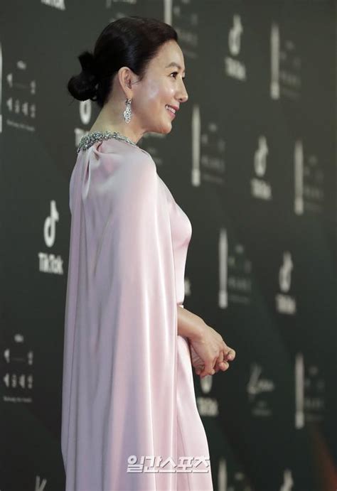 2011<시크릿가든> 제47회 백상예술대상 tv부문 대상. 포토김희애,우아한 자태 - 일간스포츠