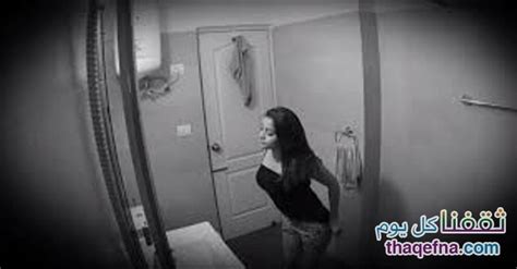فتاة تنزع ملابسها في الحمام ولكن المفاجأة الصادمة في الفيديو