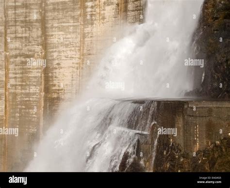 Barrage De Contra Verzasca Tessin Suisse Cascades Spectaculaires De