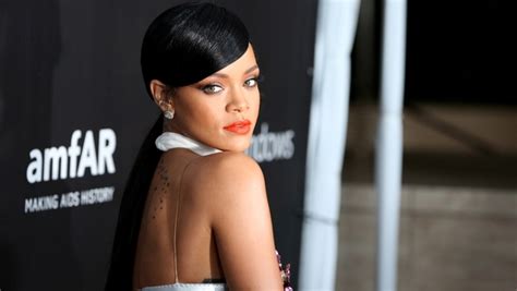 Watch Rihanna Premieres New Video