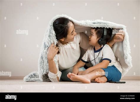 Madre Asiática Que Se Esconde Bajo Una Manta Con Un Niño Que Lleva