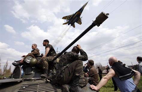 Kiev La Resa Dei Primi Soldati Consegnate Le Armi Ai Filorussi