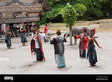 Danza Tradicional Batak En La Península De Tuk Tuk De Pulau Isla