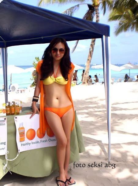 Cewek Bikini Pose Seksi Di Pantai Foto Telanjang Dan