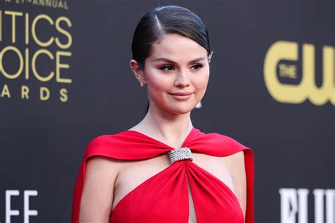 Selena Gomez Critics Choice Awards 2022 Red Carpet Fashion Louis