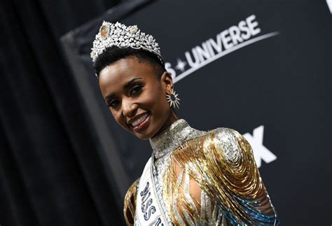 — miss universe (@missuniverse) december 9, 2019 the massive competition was hosted at tyler perry studios in atlanta. La Sud-Africaine Zozibini Tunzi sacrée Miss Univers 2019