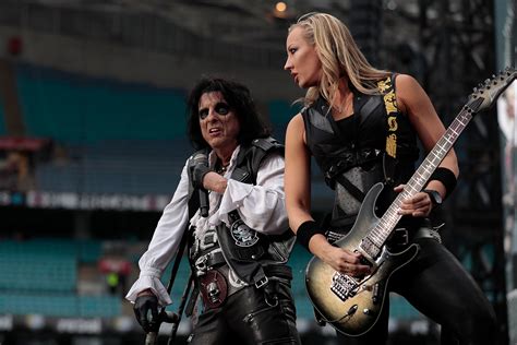 Nita Strauss Announces Return To Alice Coopers Band Flipboard