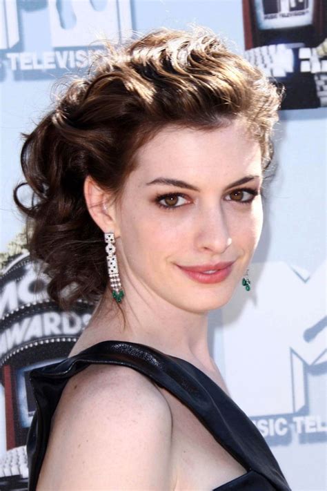 Anne Hathaway Updo Waves Hairstyle Anne Hathaway Haircut Anne Hathaway