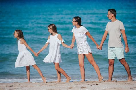 Feliz Familia En La Playa Durante Las Vacaciones De Verano Imagen De