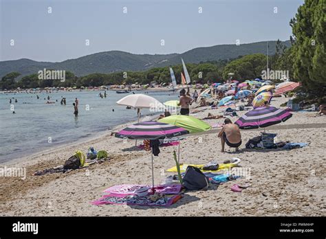 people relaxing on the beach and in the water beach of santa giulia in corsica plaża santa