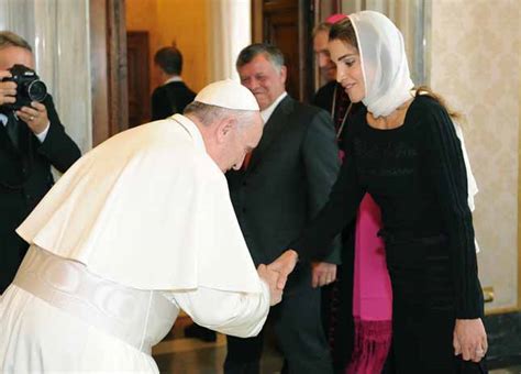 rania di giordania in visita da papa francesco e perfino bergoglio s inchina people