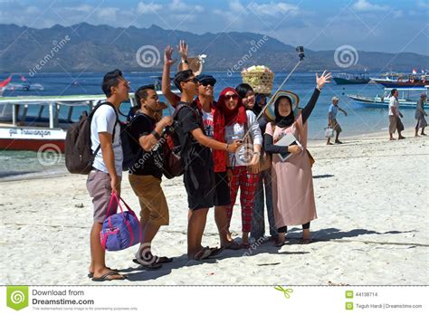 Tourist Group Selfie Editorial Stock Image Image Of Gili 44138714