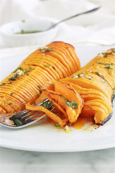 Qu'elle soit consommée nature ou bien assaisonnée à la crème, panée ou gratinée à la poêle, elle est un régal pour nos papilles. Courge butternut rôtie au four façon hasselbak, facile ...