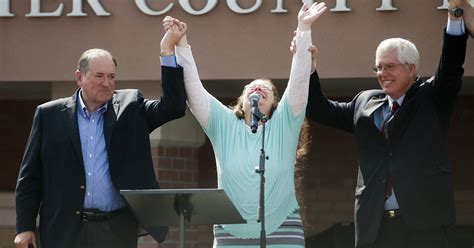 Kim Davis Released From Kentucky Jail Won’t Say If She Will Keep Defying Court The New York