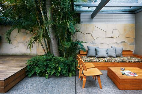 Small garden under staircase courtyard design | modern indoor plants garden landscape design. Modern courtyard garden design - Completehome