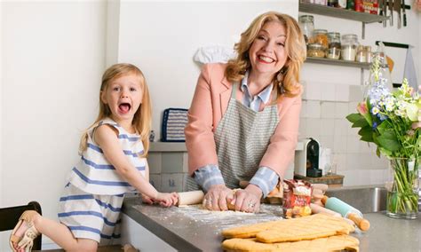 Die servicelinie heißt „sharing moments und umfasst tassen, schalen, untertassen und teller. Janny van der Heijden: "Ik sluit niet uit dat ik ooit weer ...