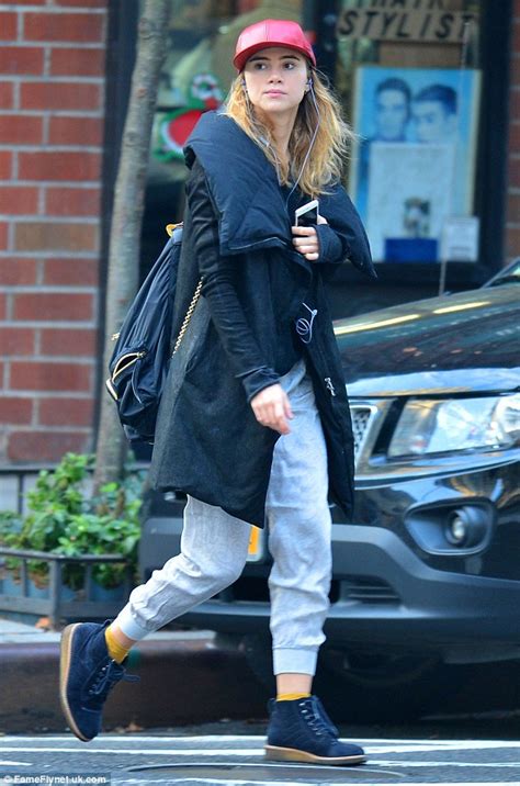 Suki Waterhouse Goes Make Up Free And Rocks An Androgynous Vibe In NYC Daily Mail Online