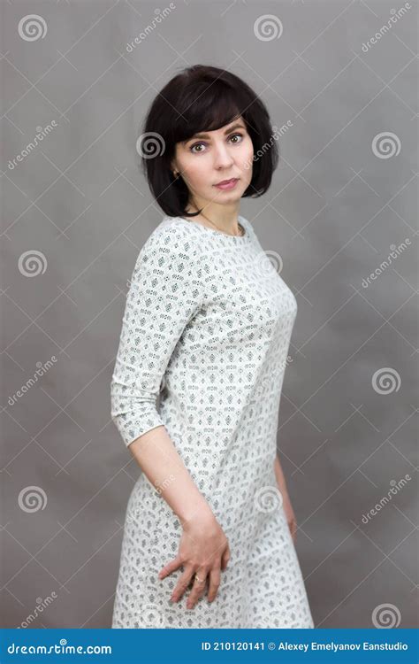 Mulher De Anos De Idade Vestido Cinza Brunette Imagem De Stock