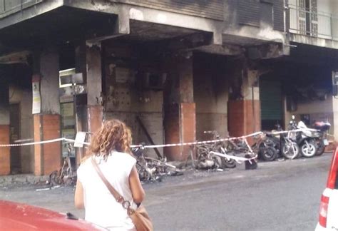 Napoli Incendio Nella Notte Distrutto Panificio Danni Al Palazzo E