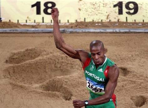 Nelson évora conquistou hoje a medalha de ouro nas universíadas que se estão a disputar na china, em shenzhen, com um salto de 17.31, reveladores de estar a regressar ao seu nível depois do calvário de lesões que o apoquentou durante mais de um ano. Ler dossiê - Açoriano Oriental