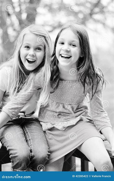 Zwei Mädchen Lachen Stockfoto Bild Von Zwei Glücklich 42285422