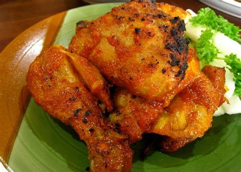 Lumuri ayam dengan air jeruk limau dan 1 sdt garam. 10 Resep Ayam Bakar Nusantara yang Siap Menggoyang Lidah Anda