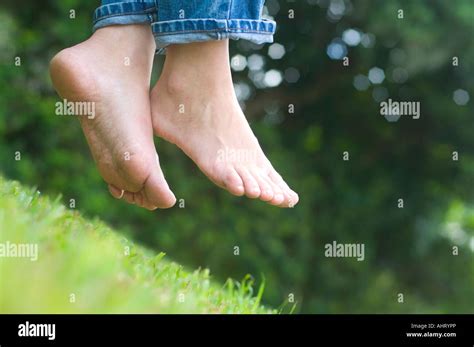 Junges Mädchen Mit Nackten Füßen Auf Dem Rasen Stockfotografie Alamy