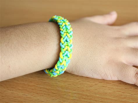 Now, apply proper heat protection spray along with the volumizing mousse. How to Make an Inverted Fishtail Bracelet from Rainbow Loom