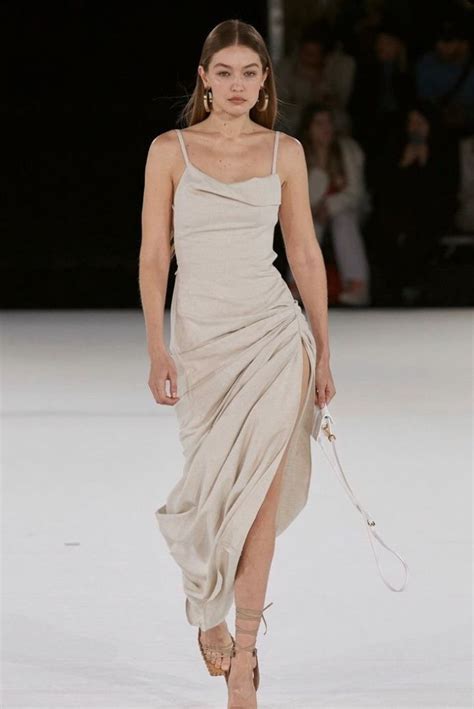 Gigi Hadid Jacquemus Fall 2020 Tenues Mode Années 70 Mode Inspirée Mode