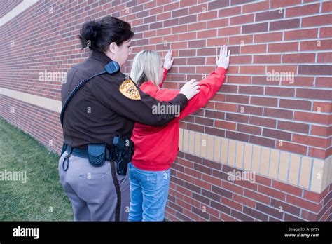 Junge Weibliche Von Weiblichen Hilfssheriff Saline County Sheriffs Office Verhaftet Nebraska