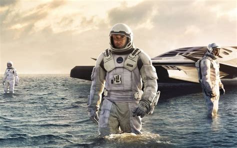 Review In Interstellar Christopher Nolan Shows He Has The Right