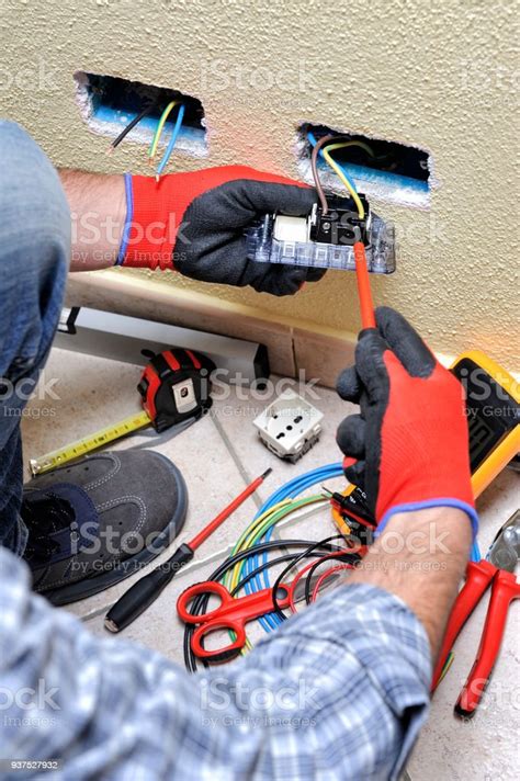주거 전기 시스템에 안전 장비와 직장에서 전기 기술자 STEM 주제에 대한 스톡 사진 및 기타 이미지 iStock