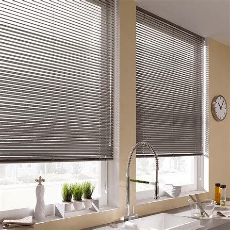 Im onlineshop können sie auswählen, ob ihre neue jalousie mit 15, 25, 35, 50 oder 80 mm breiten lamellen ausgestattet sein soll. Basic Alu-Jalousie Silber 60 x 140 cm bei BAUHAUS kaufen