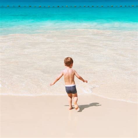 Ragazzo Di Due Anni Che Gioca Sulla Spiaggia Fotografia Stock Immagine Di Rilassamento Sabbia