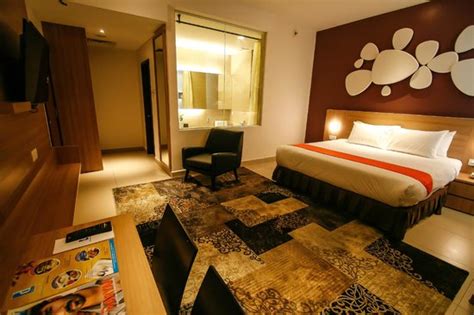 Had a good 12 hours undisturbed sleep in this hotel during my stop over at bandar seri iskandar. Executive Suite - Master Bedroom - Picture of D Hotel Seri ...