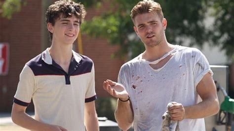 An awkward teenager gets in over his head dealing drugs while falling for his business partner's enigmatic sister during one scorching summer in cape cod, mass. Hot Summer Nights Streaming - Film senza limiti