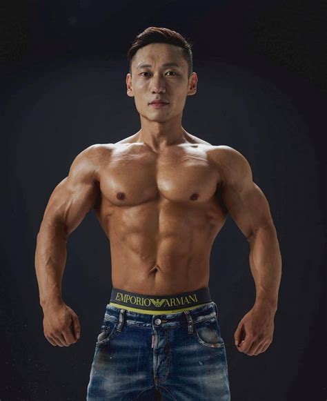 이승윤(1977년 2월 14일 ~ )은 대한민국의 희극인이다. 이승윤 벤치프레스 몸풀기.GIF : MLBPARK
