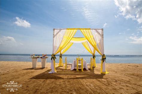 Fake or live palm trees immediately set the mood. {Special Wednesday} Planning a Beach Theme Bridal Shower ...