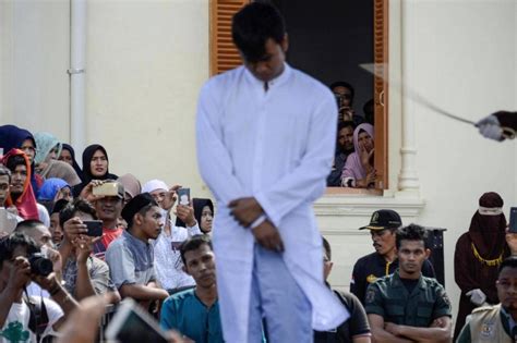 indonésie coups de bâton pour un couple gay à aceh région pro charia
