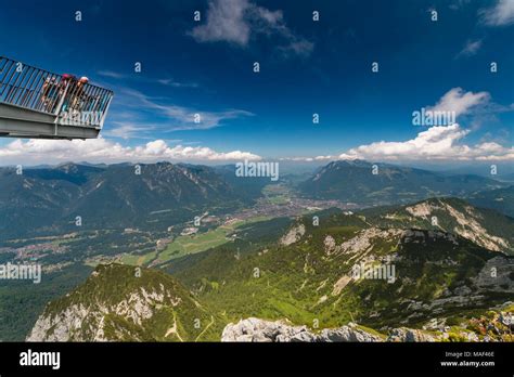 Garmisch Juli 07 Einige Touristen Auf Der Aussichtsplattform Alpspix